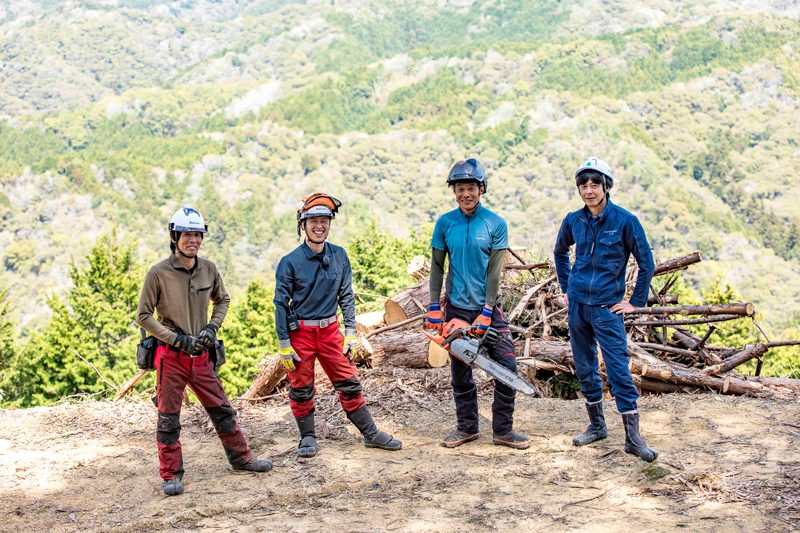 山で仕事中の4人の写真