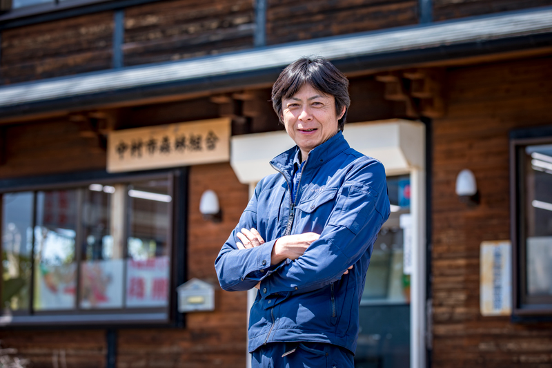 中村市森林組合前に立つ立石憲生さんの写真